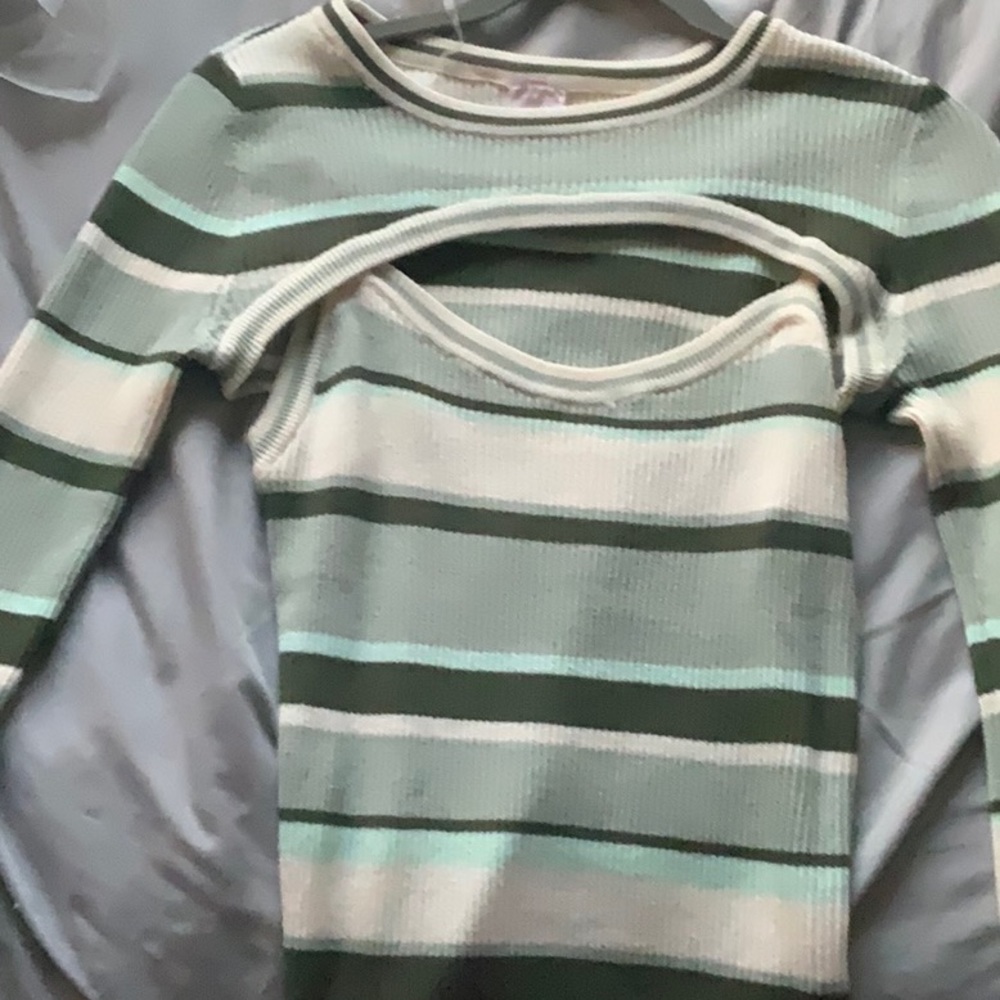 No Boundaries Women’s Large 2 piece top in perfect condition.
